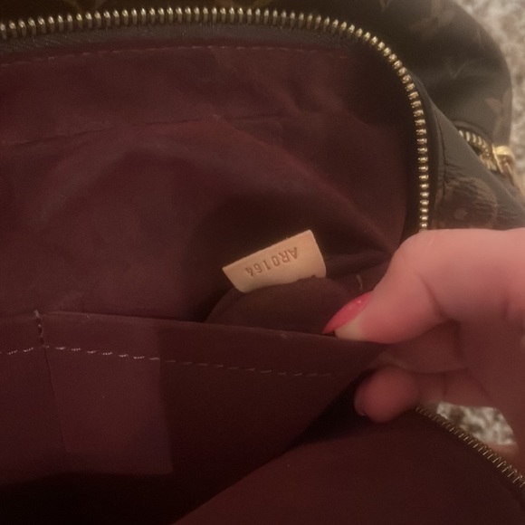 Louis Vuitton - Picture 3 of 7